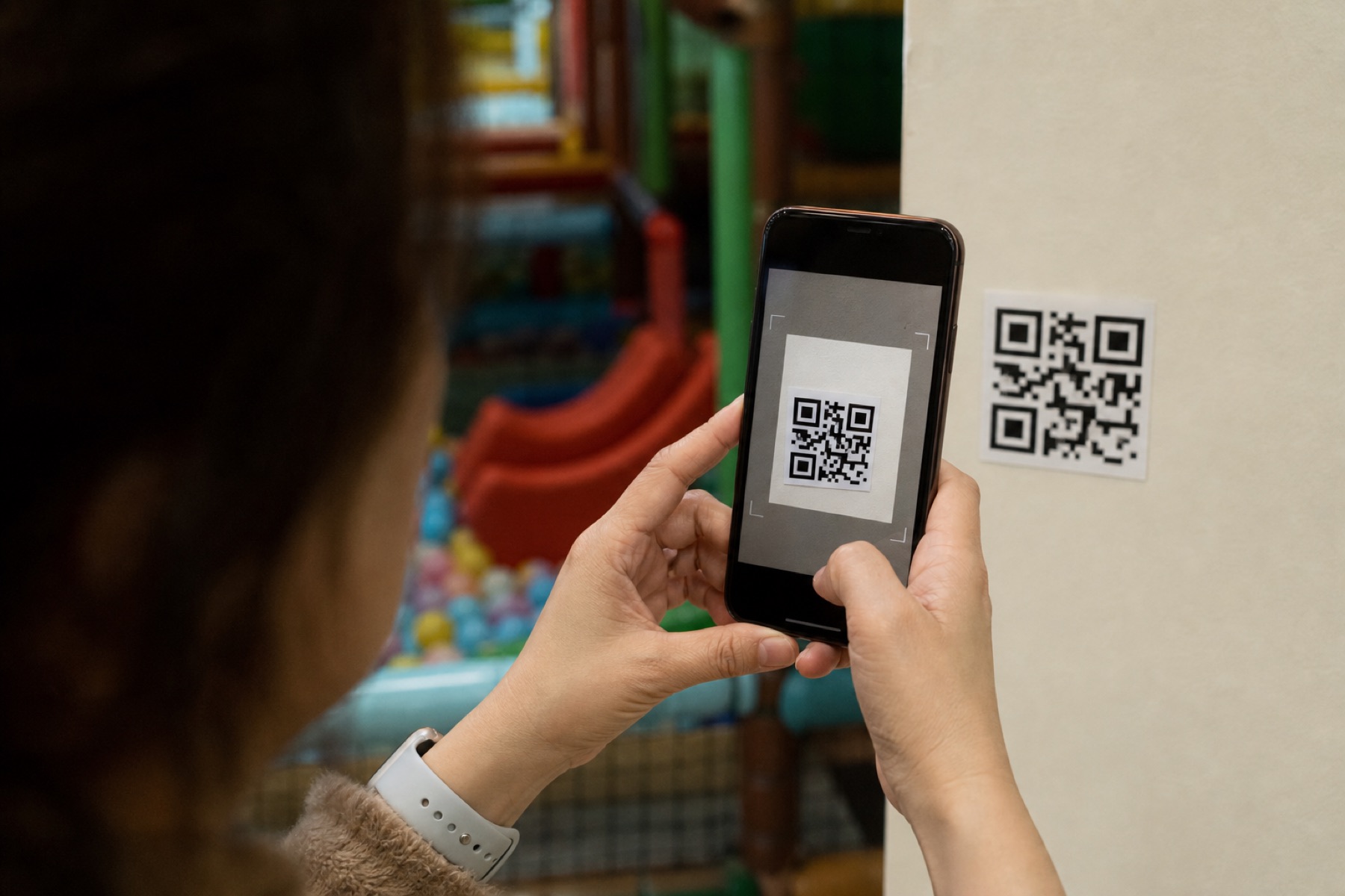 Telemóvel a apontar para o QR code no espaço